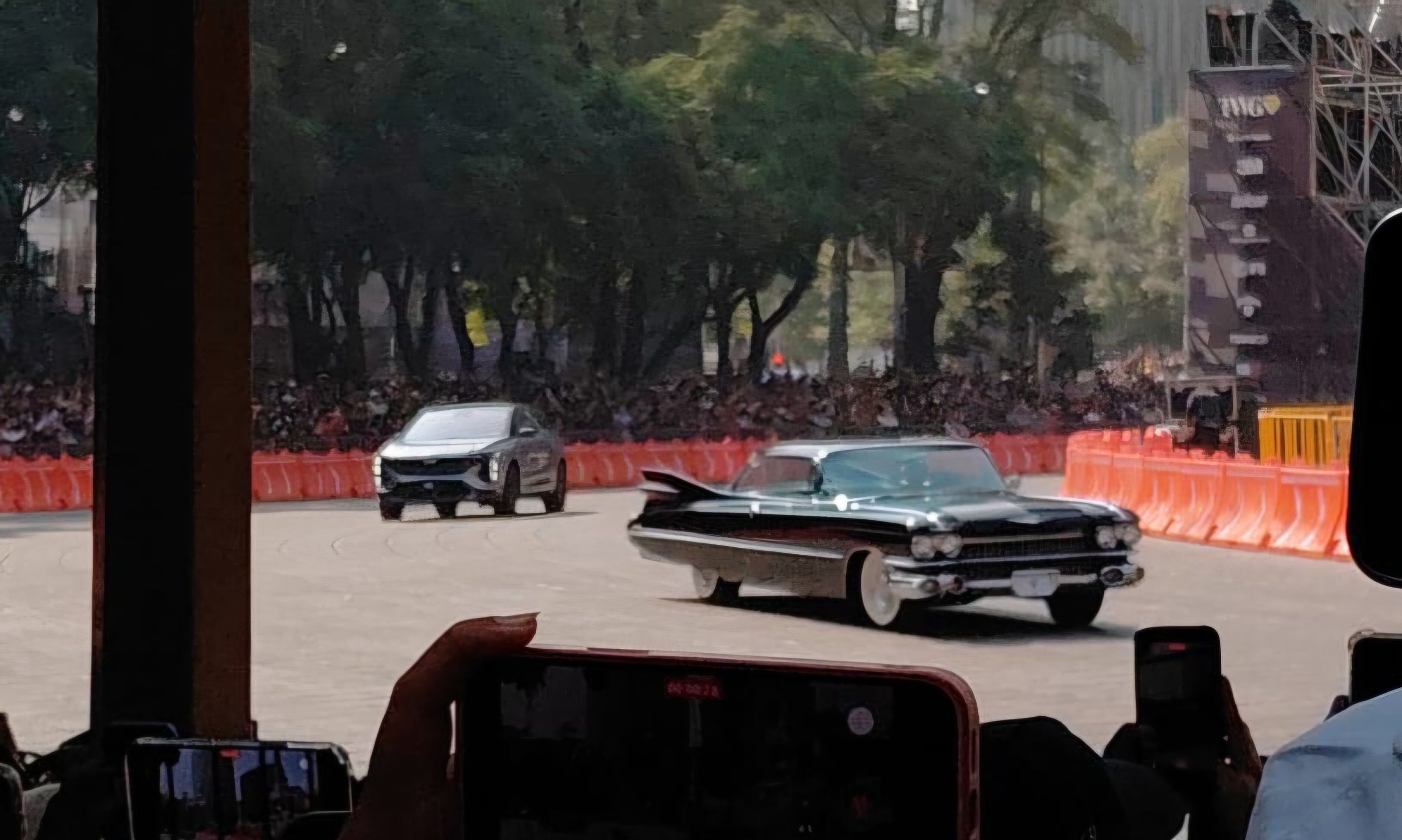 ¡Checo Pérez hace rugir a Cadillac en Paseo de la Reforma rumbo al Gran Premio de México!